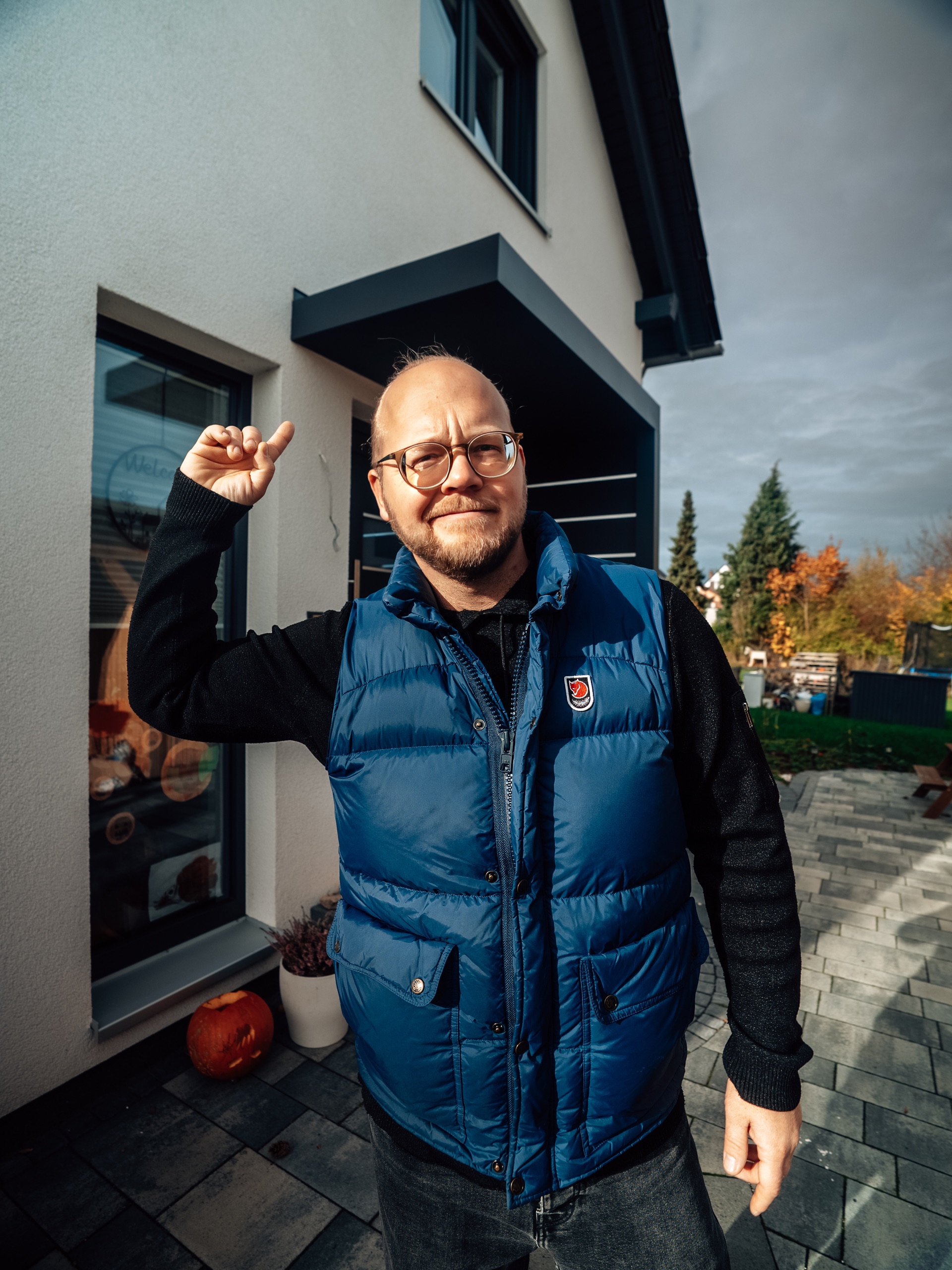 Familie Frohme – Polyfrom aus Calden bei Kassel – vor einem Vordach-Projekt