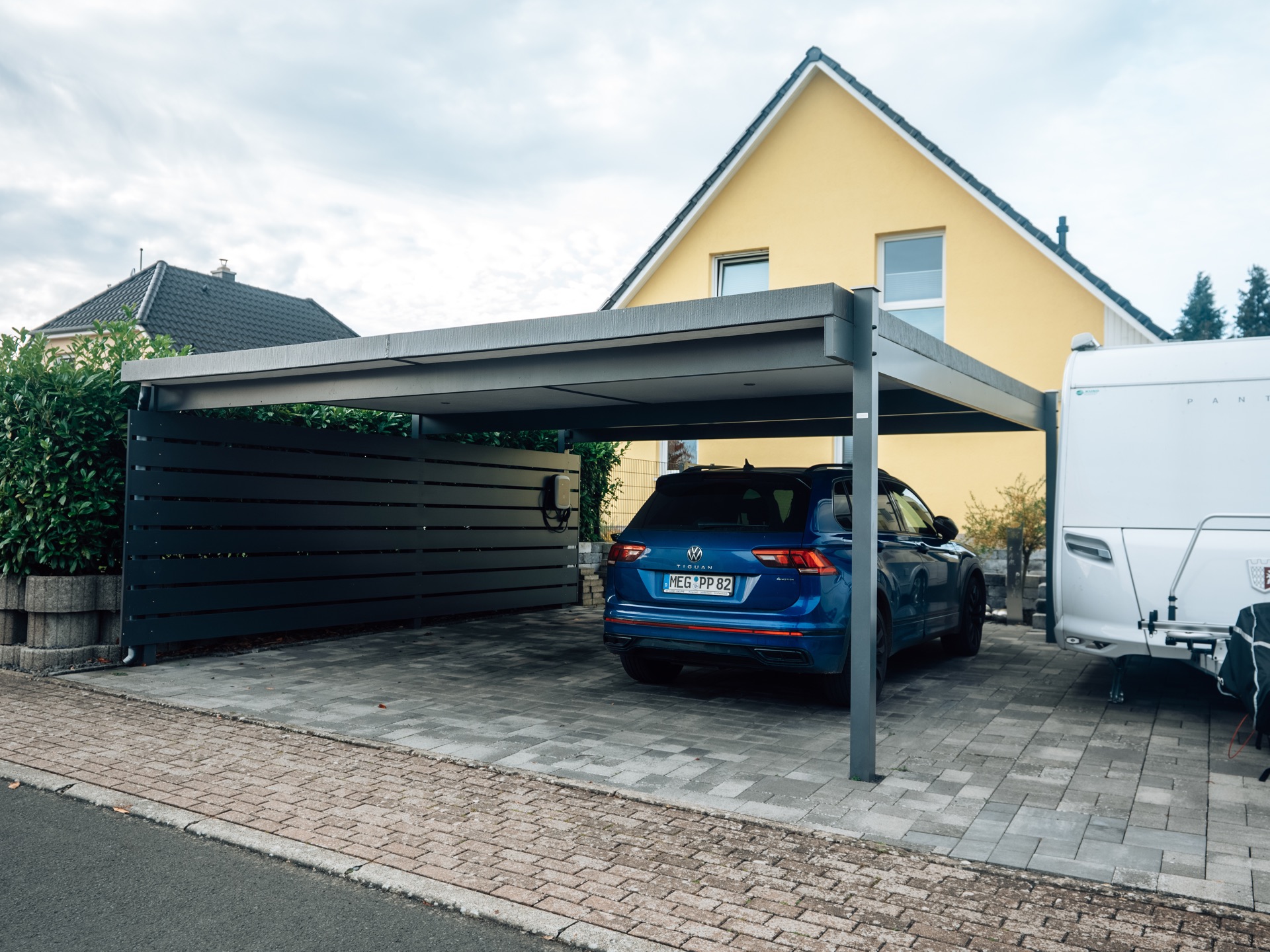 Carport mit VW Tiguan