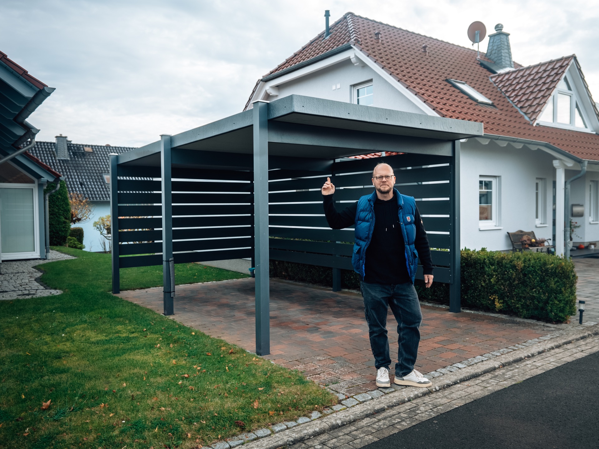 Basti vor einem fertigen Carport-Projekt